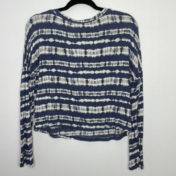 Design Lab tie dye stripes stretchy pocket v neckline long sleeve top - Picture 7 of 7